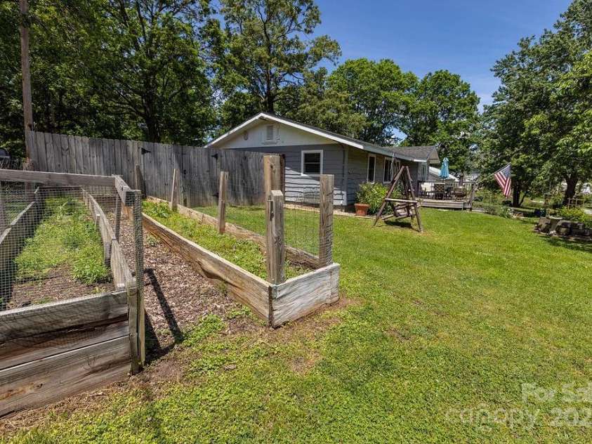 111 Cloverdale Drive, Hendersonville, NC 28791.  MLS# CAR4257460, YatesRealty ID 16798. 