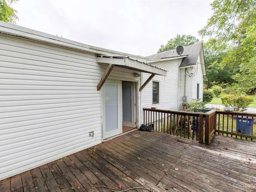 440 Oakland Avenue, Statesville, NC 28677.  MLS# CAR4080981, YatesRealty ID 168. Extended View of Deck