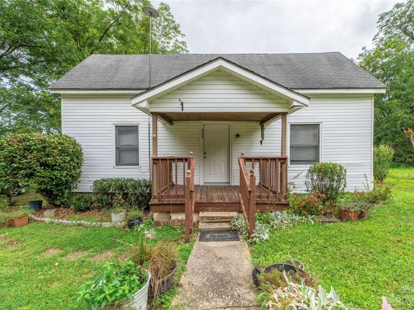 440 Oakland Avenue, Statesville, NC 28677.  MLS# CAR4080981, YatesRealty ID 168. Front of Home
