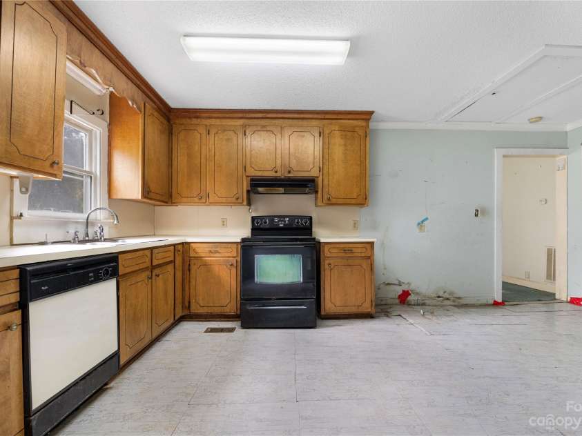 440 Oakland Avenue, Statesville, NC 28677.  MLS# CAR4080981, YatesRealty ID 168. Kitchen