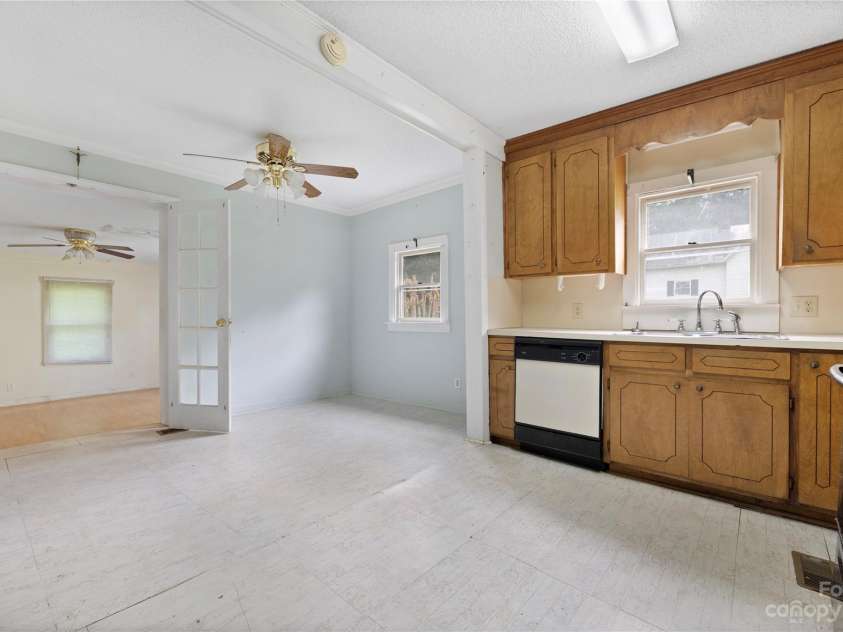 440 Oakland Avenue, Statesville, NC 28677.  MLS# CAR4080981, YatesRealty ID 168. Kitchen & Dining area