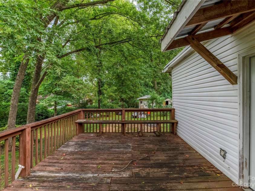 440 Oakland Avenue, Statesville, NC 28677.  MLS# CAR4080981, YatesRealty ID 168. Large Deck off Addition