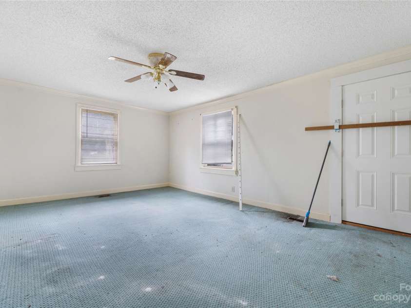 440 Oakland Avenue, Statesville, NC 28677.  MLS# CAR4080981, YatesRealty ID 168. Living room