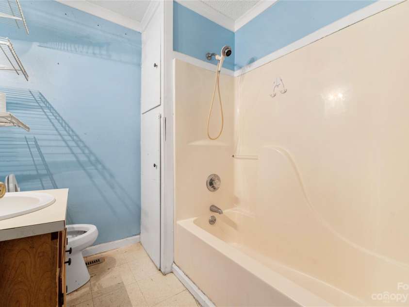 440 Oakland Avenue, Statesville, NC 28677.  MLS# CAR4080981, YatesRealty ID 168. Main Bathroom