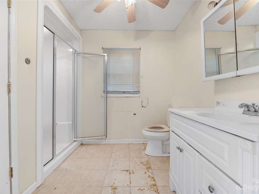 440 Oakland Avenue, Statesville, NC 28677.  MLS# CAR4080981, YatesRealty ID 168. Owners Suite Bathroom