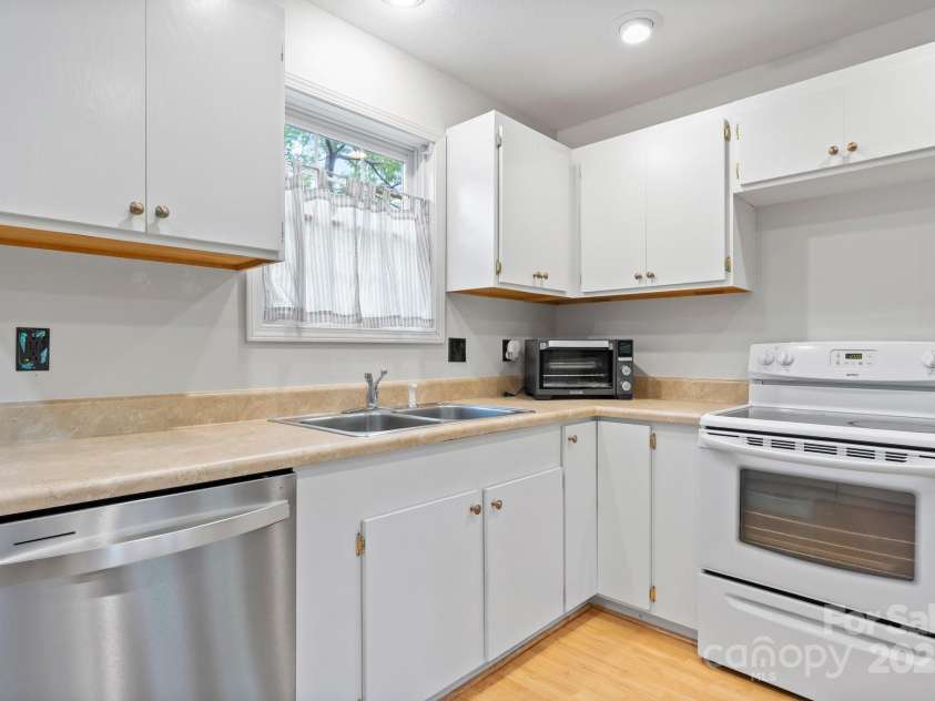 450 West Lake Road, Marion, NC 28752.  MLS# CAR4250794, YatesRealty ID 16800. 