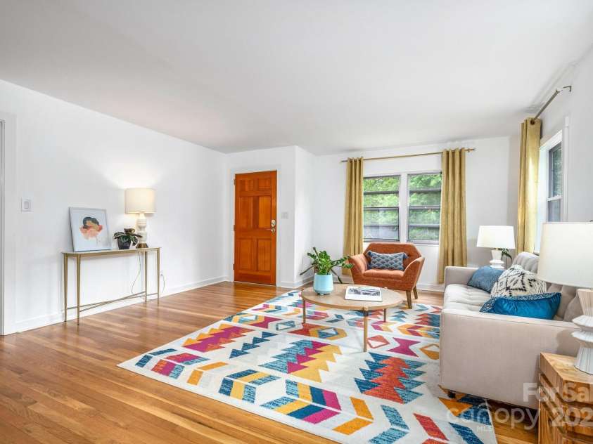 12 Canterbury Road, Asheville, NC 28805.  MLS# CAR4260435, YatesRealty ID 16801. Beautiful Hardwood Floors