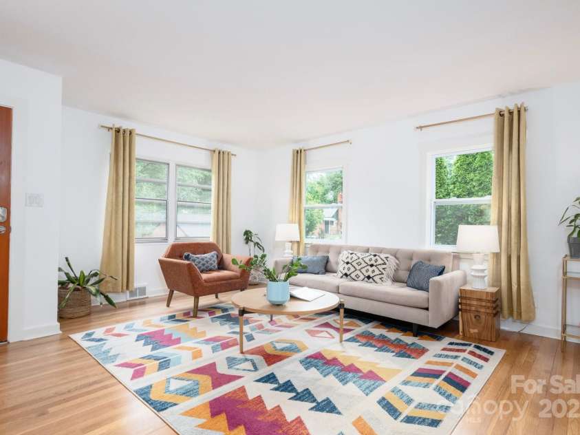 12 Canterbury Road, Asheville, NC 28805.  MLS# CAR4260435, YatesRealty ID 16801. Bright Living Room