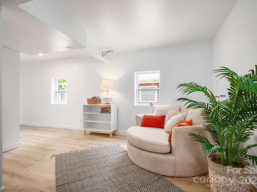 12 Canterbury Road, Asheville, NC 28805.  MLS# CAR4260435, YatesRealty ID 16801. Corner Reading Area