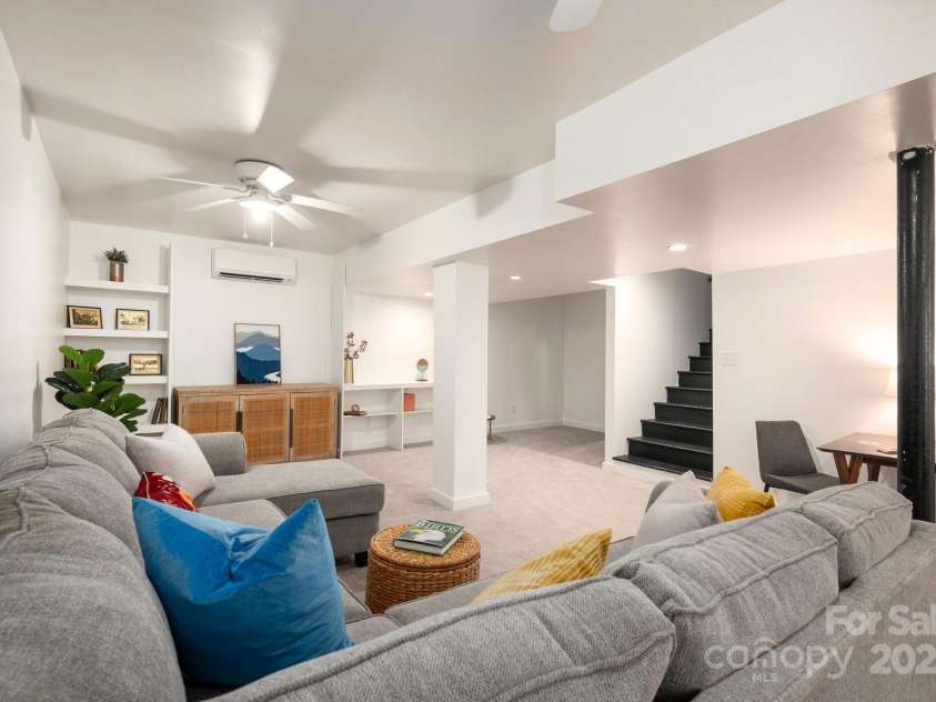 12 Canterbury Road, Asheville, NC 28805.  MLS# CAR4260435, YatesRealty ID 16801. Large Second Space