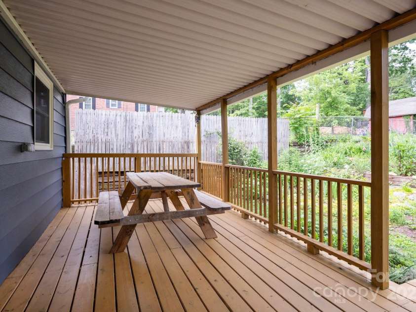 12 Canterbury Road, Asheville, NC 28805.  MLS# CAR4260435, YatesRealty ID 16801. Perfect for Lounging and Entertaining