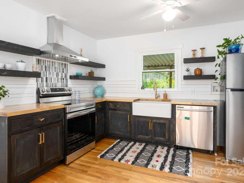 12 Canterbury Road, Asheville, NC 28805.  MLS# CAR4260435, YatesRealty ID 16801. Stylish Kitchen with Stainless Steel Appliances
