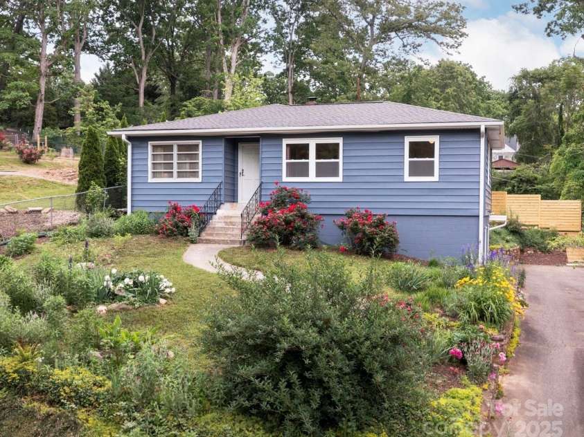 12 Canterbury Road, Asheville, NC 28805.  MLS# CAR4260435, YatesRealty ID 16801. Welcome to 12 Canterbury Rd!