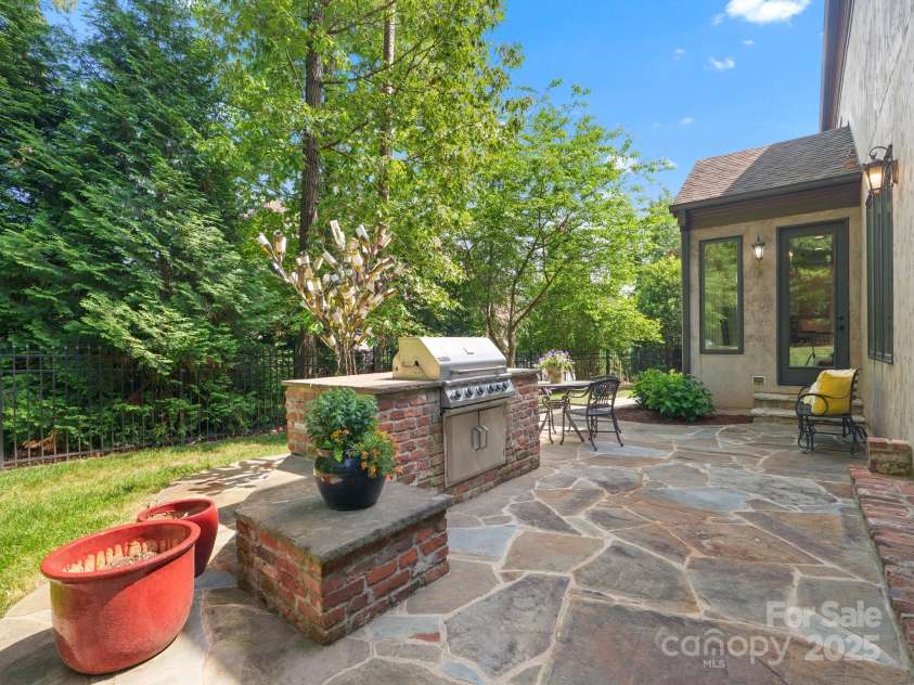 7906 Skye Lochs Drive, Waxhaw, NC 28173.  MLS# CAR4253185, YatesRealty ID 16803. Built in grill