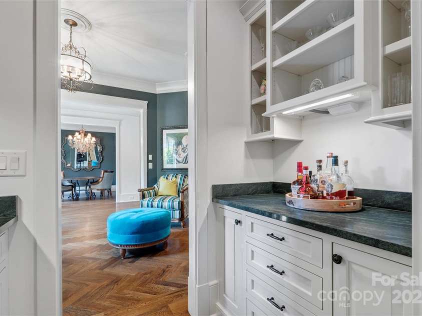 7906 Skye Lochs Drive, Waxhaw, NC 28173.  MLS# CAR4253185, YatesRealty ID 16803. Butlers pantry