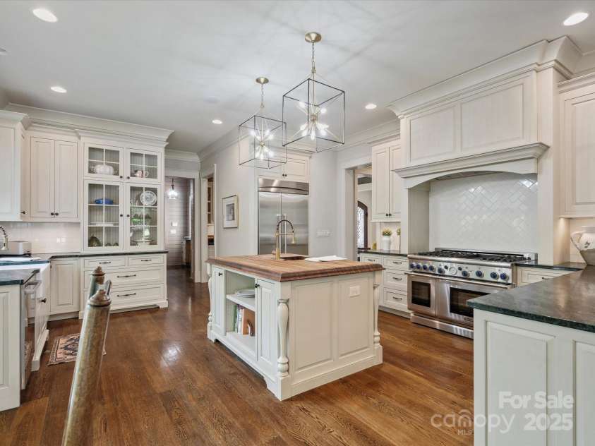 7906 Skye Lochs Drive, Waxhaw, NC 28173.  MLS# CAR4253185, YatesRealty ID 16803. Custom cabinets and double sinks