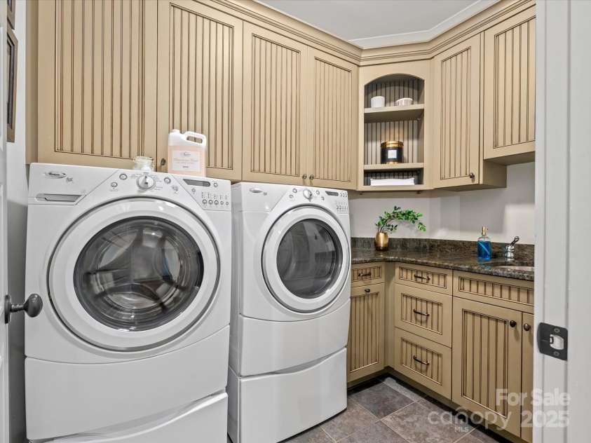 7906 Skye Lochs Drive, Waxhaw, NC 28173.  MLS# CAR4253185, YatesRealty ID 16803. Upstairs laundry