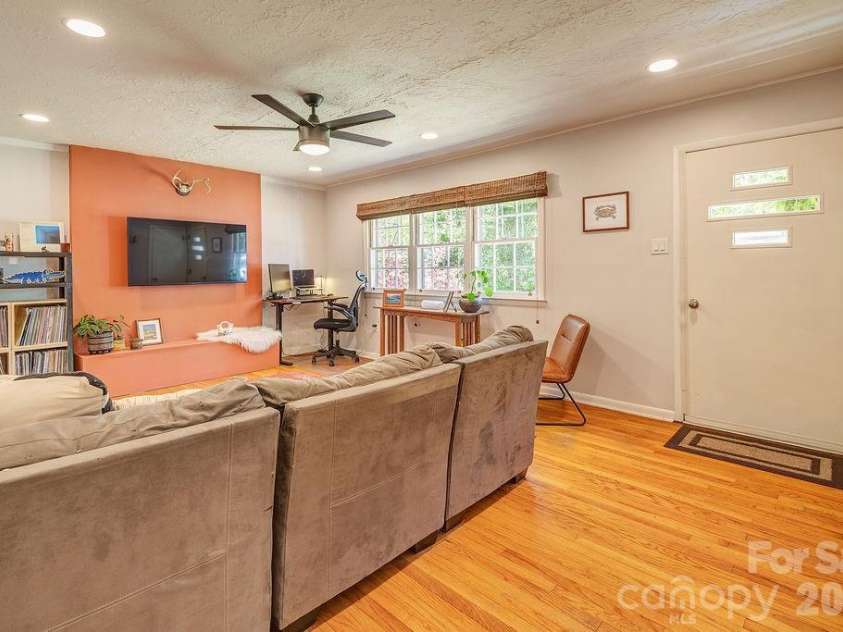 24 Forest Lane, Black Mountain, NC 28711.  MLS# CAR4369502, YatesRealty ID 16804. 