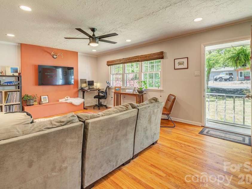 24 Forest Lane, Black Mountain, NC 28711.  MLS# CAR4369502, YatesRealty ID 16804. 