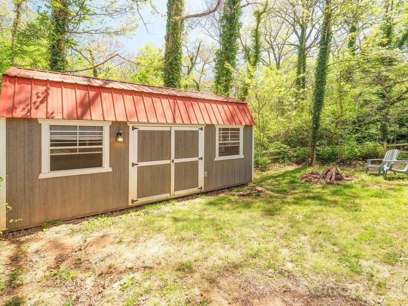 24 Forest Lane, Black Mountain, NC 28711.  MLS# CAR4369502, YatesRealty ID 16804. 