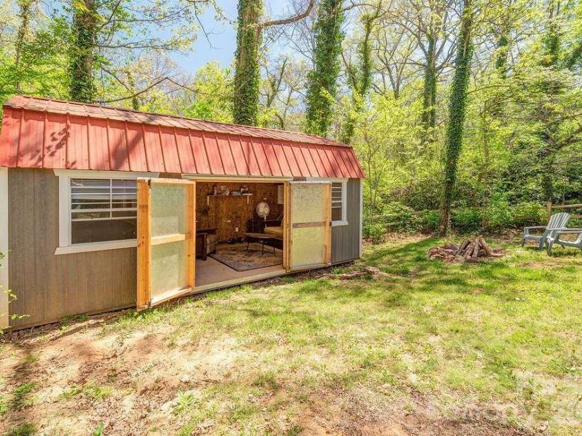 24 Forest Lane, Black Mountain, NC 28711.  MLS# CAR4369502, YatesRealty ID 16804. 