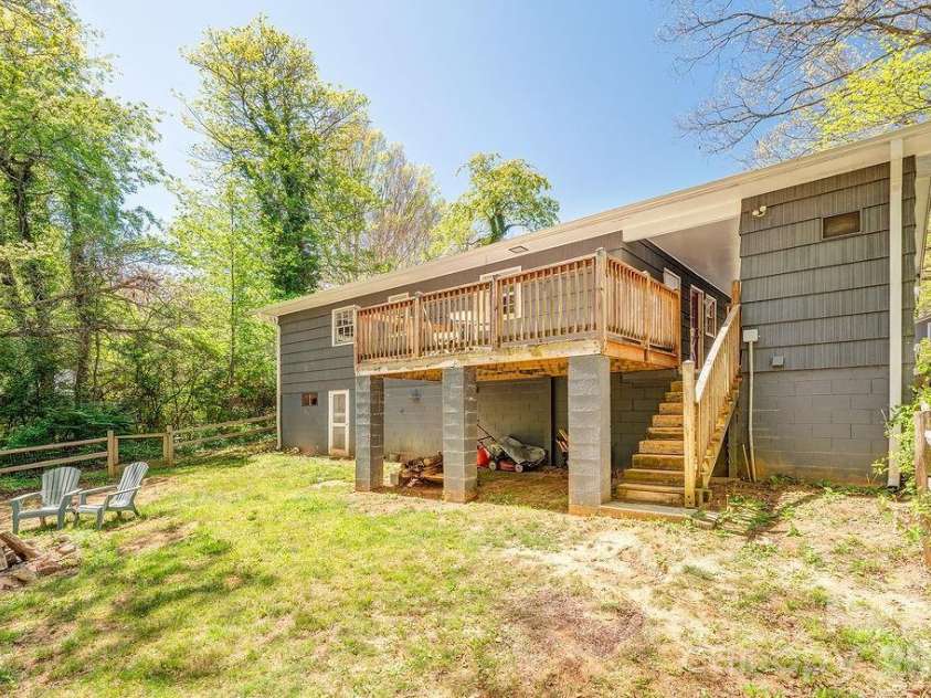 24 Forest Lane, Black Mountain, NC 28711.  MLS# CAR4369502, YatesRealty ID 16804. 