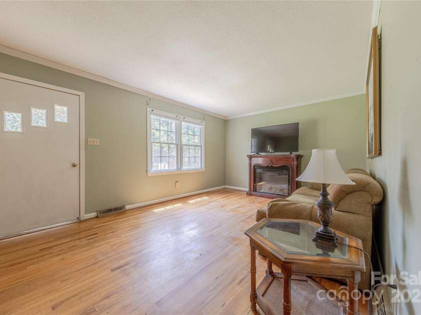 5840 Potter Road, Matthews, NC 28104.  MLS# CAR4261373, YatesRealty ID 16807. 