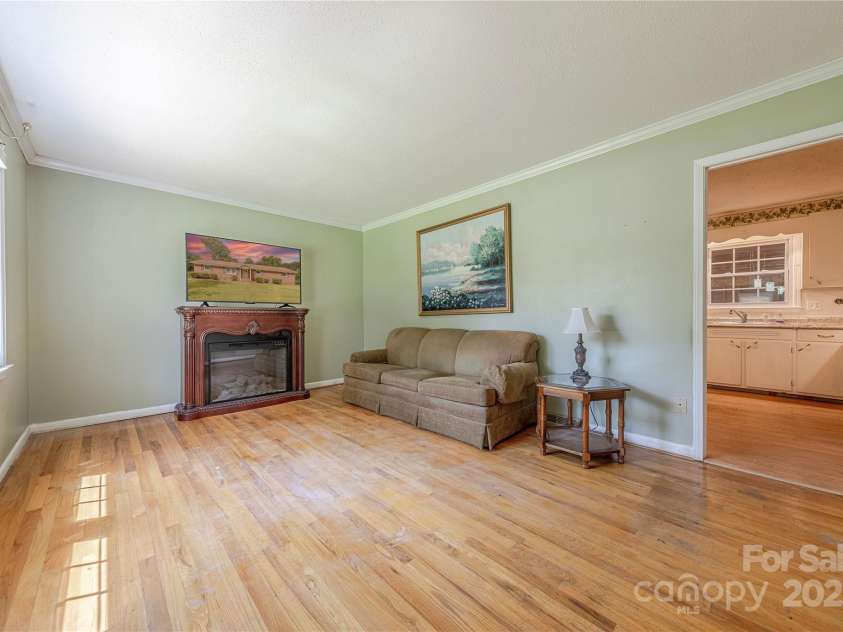 5840 Potter Road, Matthews, NC 28104.  MLS# CAR4261373, YatesRealty ID 16807. 