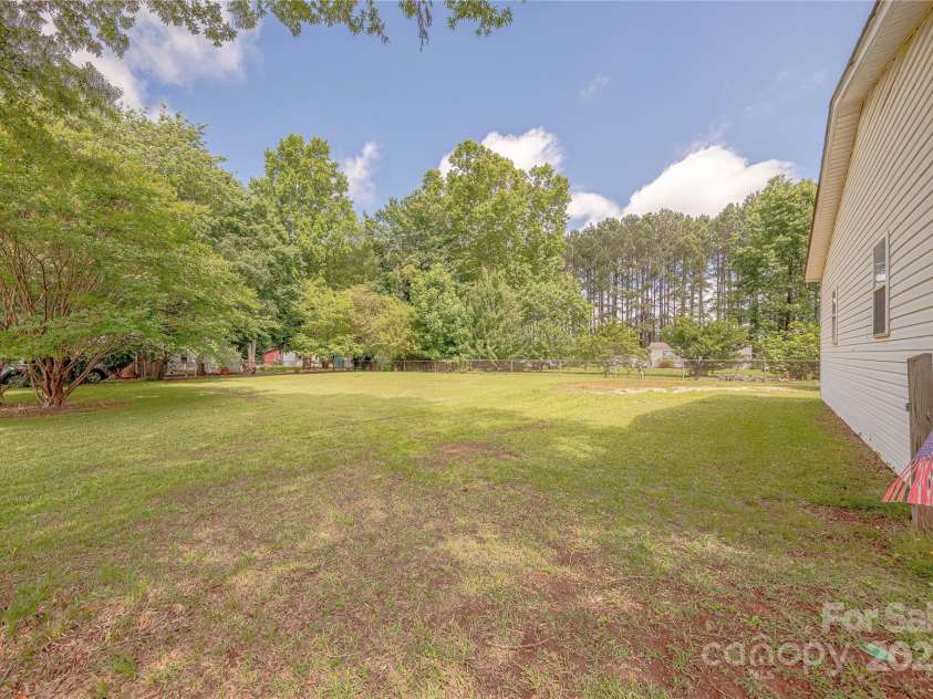 5840 Potter Road, Matthews, NC 28104.  MLS# CAR4261373, YatesRealty ID 16807. 