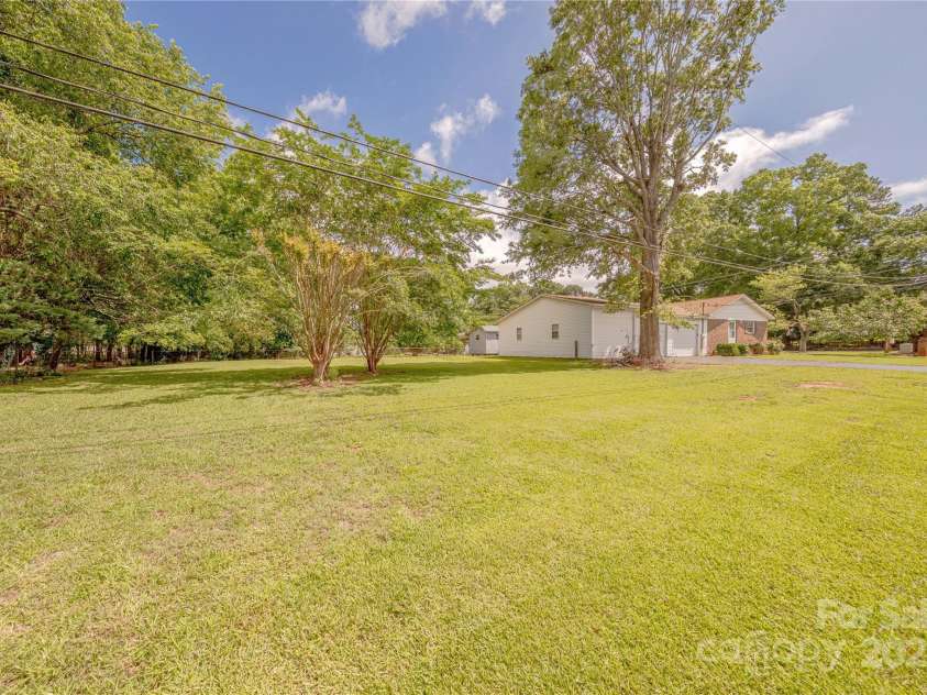 5840 Potter Road, Matthews, NC 28104.  MLS# CAR4261373, YatesRealty ID 16807. 