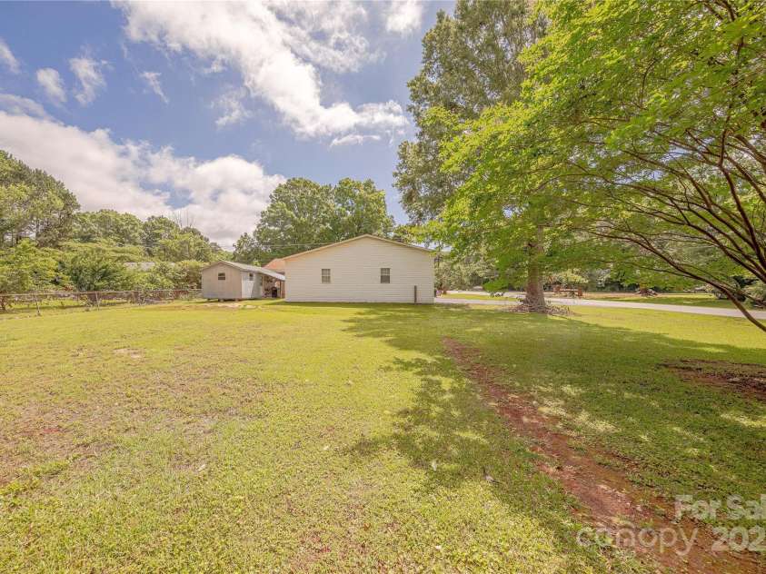 5840 Potter Road, Matthews, NC 28104.  MLS# CAR4261373, YatesRealty ID 16807. 