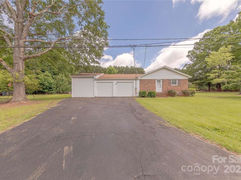 5840 Potter Road, Matthews, NC 28104.  MLS# CAR4261373, YatesRealty ID 16807. 