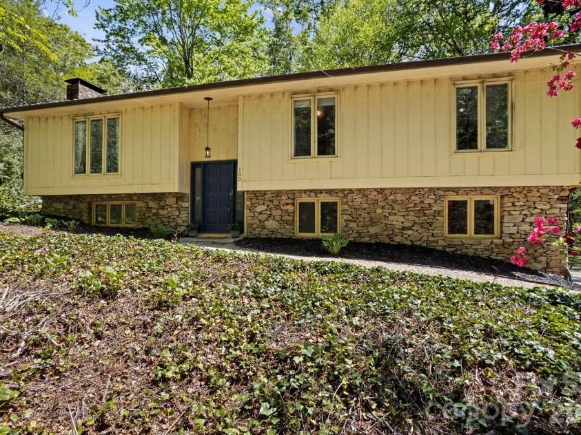 100 Greenbriar Avenue, Flat Rock, NC 28731.  MLS# CAR4373897, YatesRealty ID 16808. 