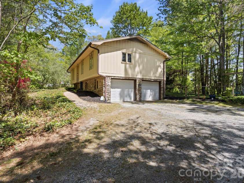 100 Greenbriar Avenue, Flat Rock, NC 28731.  MLS# CAR4373897, YatesRealty ID 16808. 