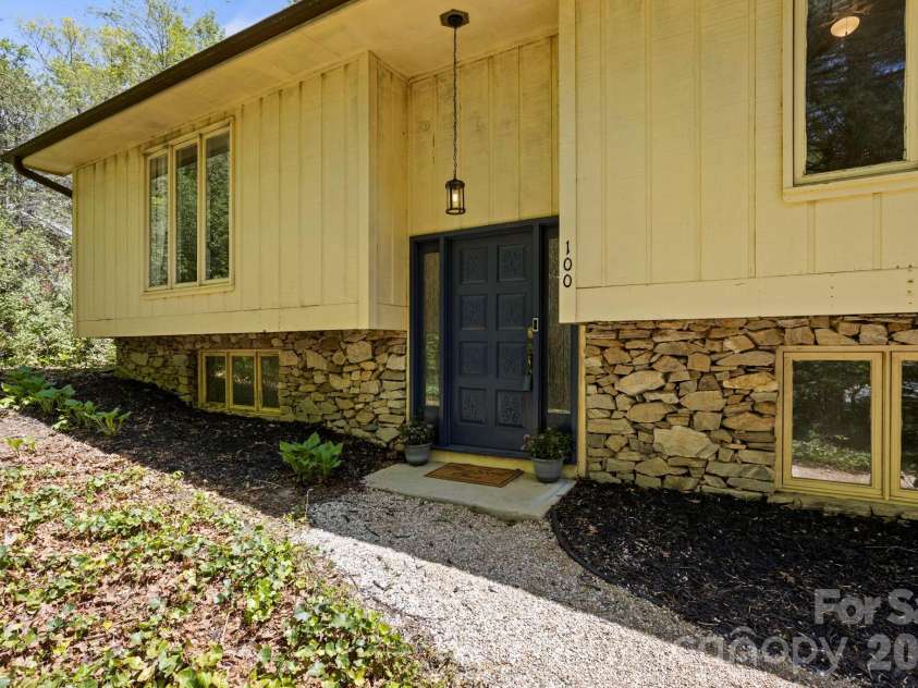 100 Greenbriar Avenue, Flat Rock, NC 28731.  MLS# CAR4373897, YatesRealty ID 16808. 