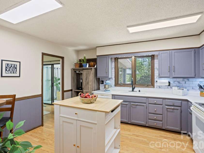 100 Greenbriar Avenue, Flat Rock, NC 28731.  MLS# CAR4373897, YatesRealty ID 16808. 