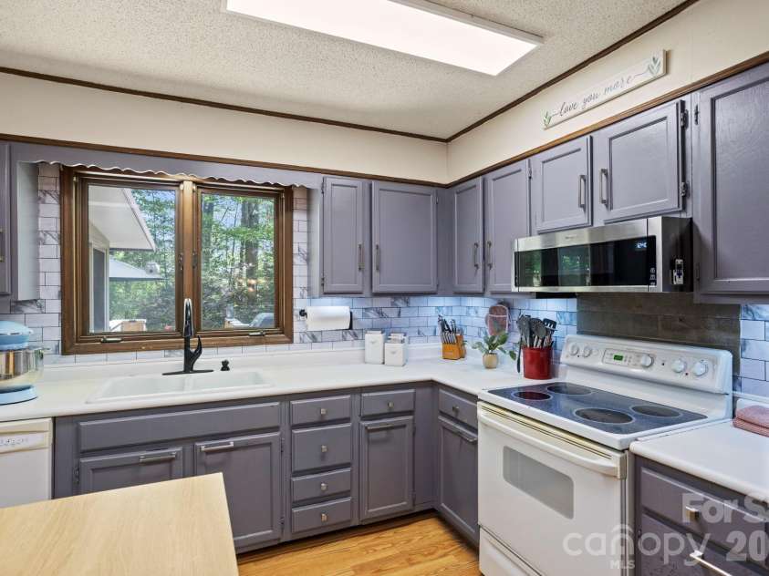 100 Greenbriar Avenue, Flat Rock, NC 28731.  MLS# CAR4373897, YatesRealty ID 16808. 