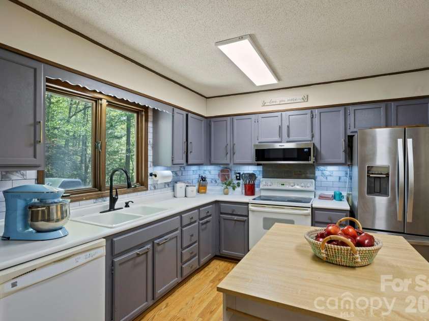 100 Greenbriar Avenue, Flat Rock, NC 28731.  MLS# CAR4373897, YatesRealty ID 16808. 