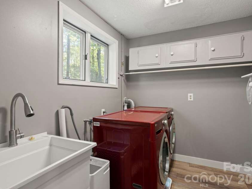100 Greenbriar Avenue, Flat Rock, NC 28731.  MLS# CAR4373897, YatesRealty ID 16808. 