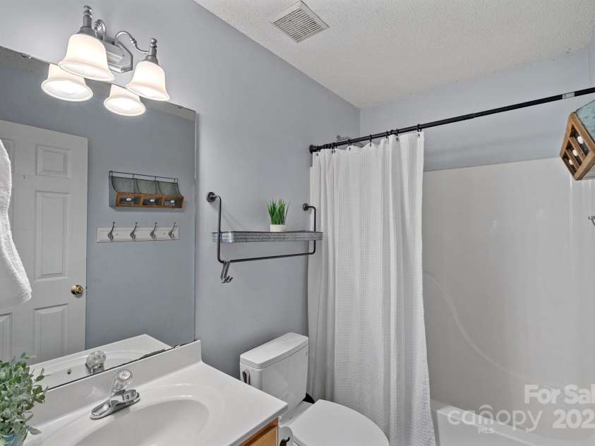 160 Kingfisher Drive, Mooresville, NC 28117.  MLS# CAR4249997, YatesRealty ID 16811. Guest Bathroom