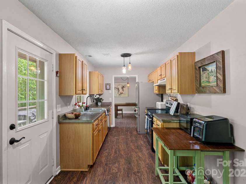 160 Kingfisher Drive, Mooresville, NC 28117.  MLS# CAR4249997, YatesRealty ID 16811. Kitchen