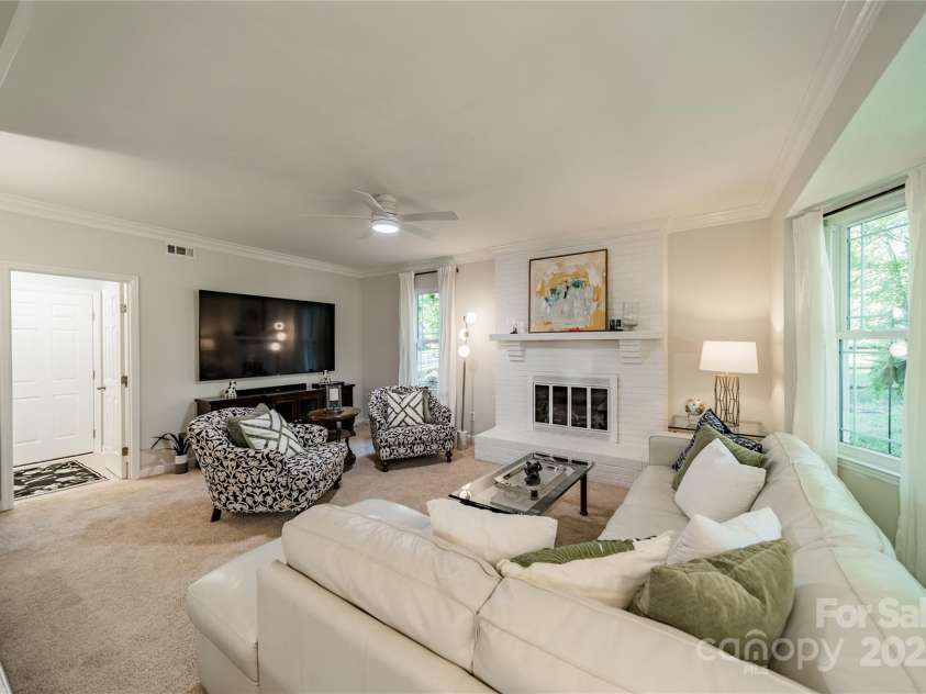 9920 White Cascade Drive, Charlotte, NC 28269.  MLS# CAR4264407, YatesRealty ID 16812. Great Room