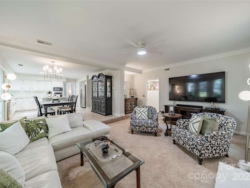 9920 White Cascade Drive, Charlotte, NC 28269.  MLS# CAR4264407, YatesRealty ID 16812. Great Room