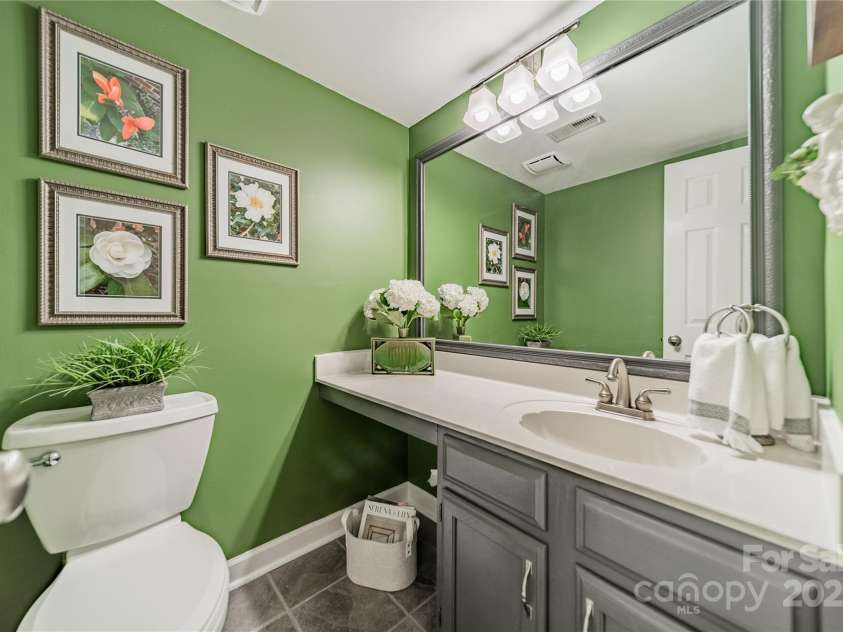9920 White Cascade Drive, Charlotte, NC 28269.  MLS# CAR4264407, YatesRealty ID 16812. Half Bathroom