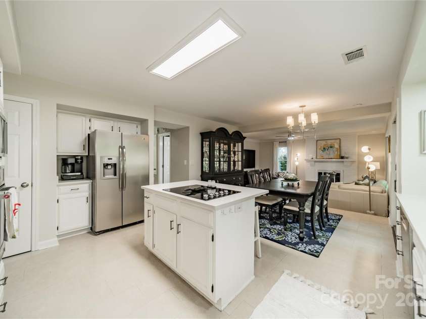9920 White Cascade Drive, Charlotte, NC 28269.  MLS# CAR4264407, YatesRealty ID 16812. Kitchen