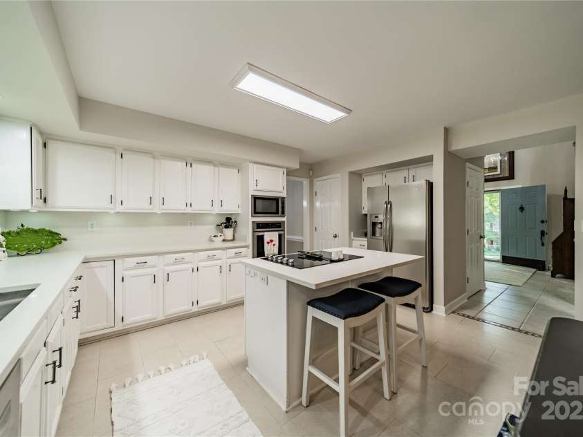 9920 White Cascade Drive, Charlotte, NC 28269.  MLS# CAR4264407, YatesRealty ID 16812. Kitchen