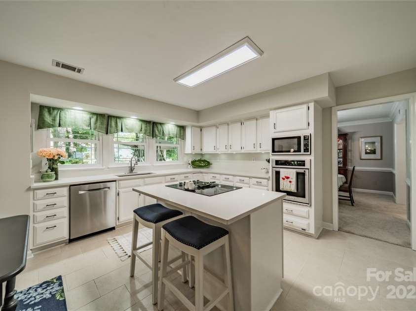 9920 White Cascade Drive, Charlotte, NC 28269.  MLS# CAR4264407, YatesRealty ID 16812. Kitchen