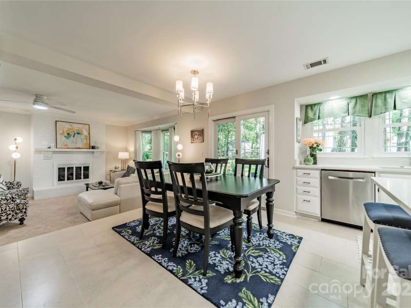 9920 White Cascade Drive, Charlotte, NC 28269.  MLS# CAR4264407, YatesRealty ID 16812. Kitchen