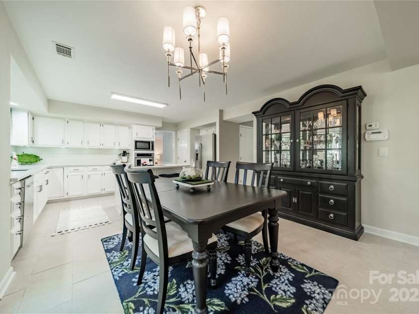 9920 White Cascade Drive, Charlotte, NC 28269.  MLS# CAR4264407, YatesRealty ID 16812. Kitchen Breakfast Area