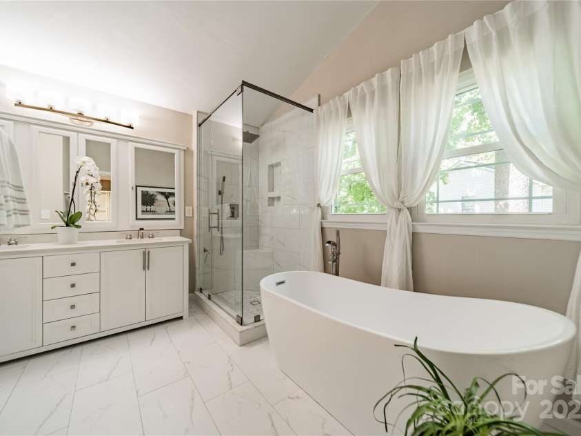 9920 White Cascade Drive, Charlotte, NC 28269.  MLS# CAR4264407, YatesRealty ID 16812. Primary Bath